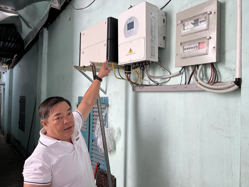 Nhiều người dân lắp đặt điện mặt trời cùng bộ lưu trữ điện để dùng vào buổi tối. Ảnh: Đ.D