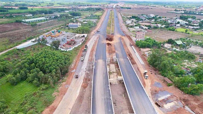 Thi công 2 tuyến giao thông kết nối sân bay Long Thành ở Đồng Nai. Ảnh: HAC