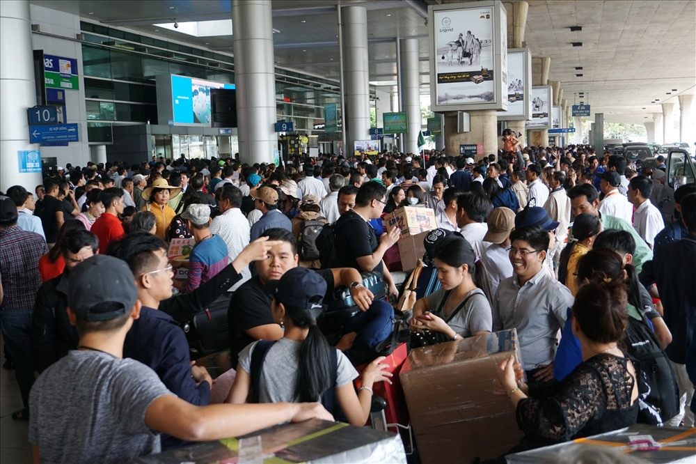 Mỗi dịp Tết, sân bay Tân Sơn Nhất quá tải vì người đi đón Việt kiều về nước. Ảnh: Minh Quân