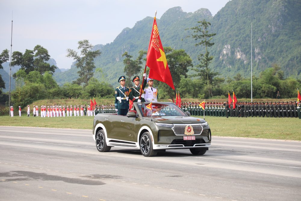 Xe Tổ quân kỳ tiến qua lễ đài. Ảnh: Trần Vương