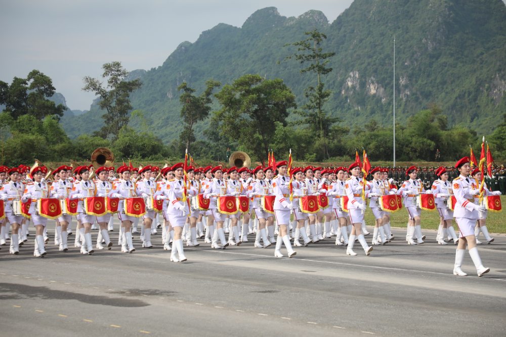 Khối nữ chiến sĩ quân nhạc. Ảnh: Trần Vương