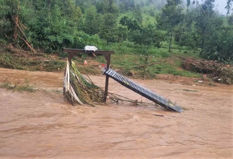 Mưa lớn kéo dài gây lũ quét,