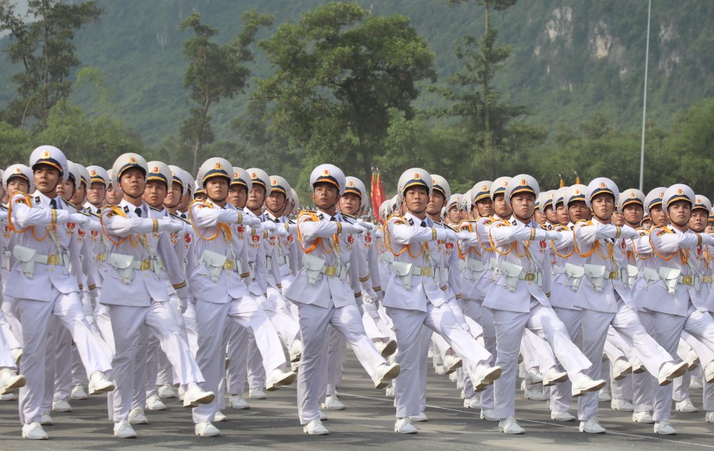 Khối nam sĩ quan hải quân diễu binh qua lễ đài. Ảnh: Trần Vương