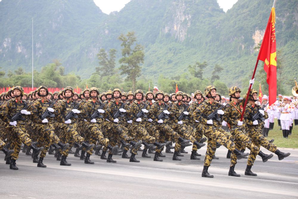 Khối chiến sĩ phòng hóa diễu binh. Ảnh: Trần Vương