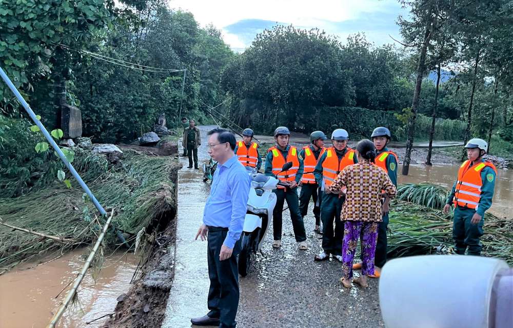 Lực lượng chức năng nhanh chóng có mặt để hỗ trợ người dân khắc phục hậu quả thiên tai. Ảnh: Lam Hồng