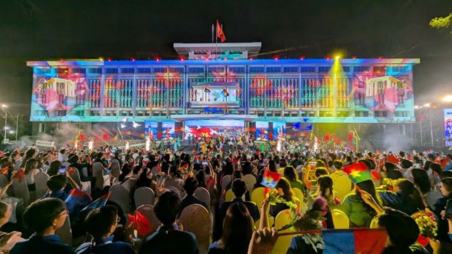 Ngày 15.8, người dân được xem biểu diễn 3D mapping và bắn pháo hoa nghệ thuật ở Hà Nội