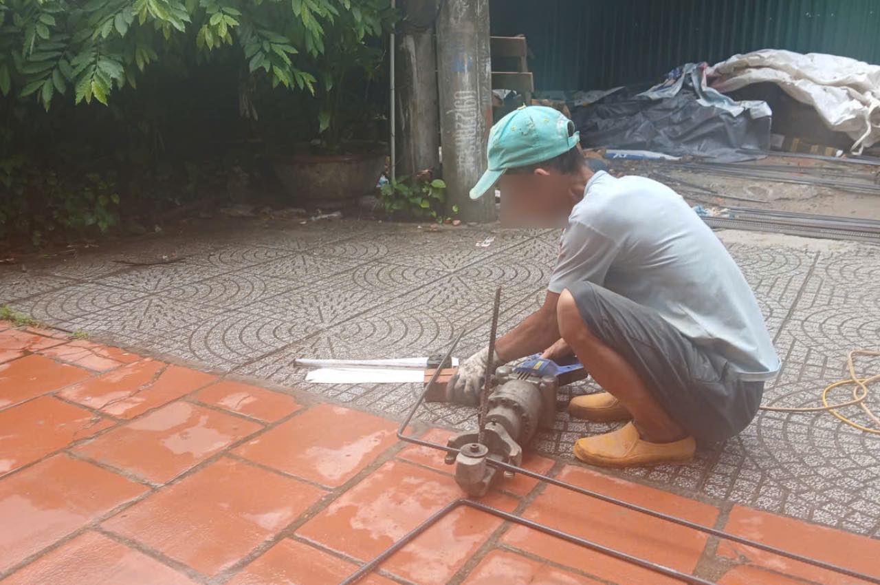 Người phụ hồ xa quê mưu sinh tại công trình xây dựng nhà ở tại TP Hà Nội. Ảnh: Thành Nhân