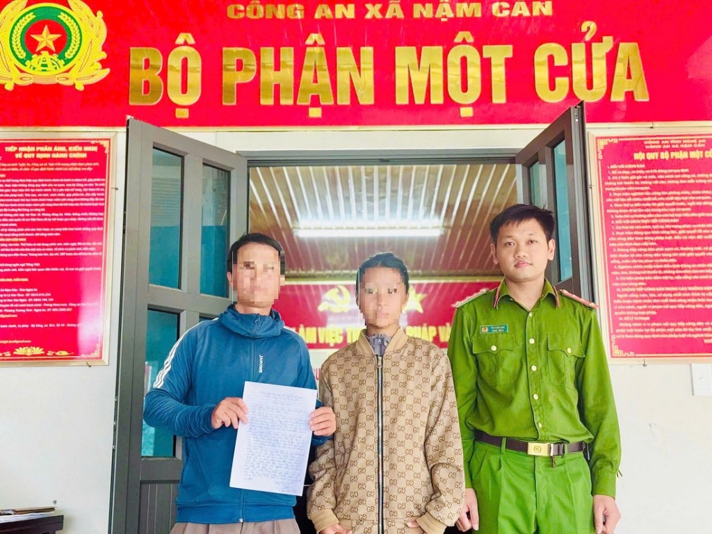 Công an xã Nậm Cắn bàn giao cháu H. về với gia đình