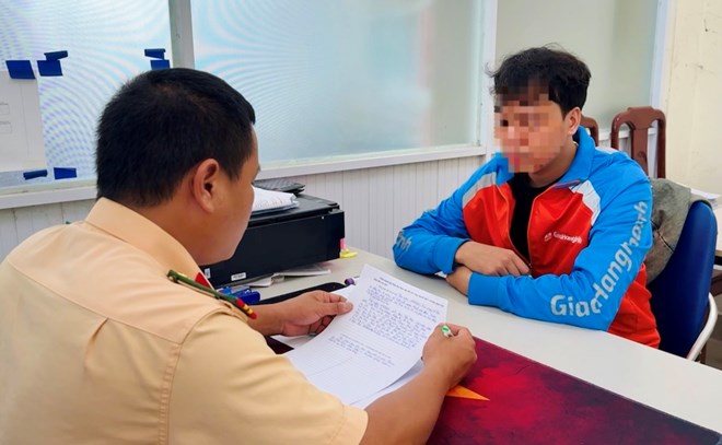 Một TikToker nổi tiếng bị xử phạt vì quay video quảng cáo nhưng vi phạm giao thông