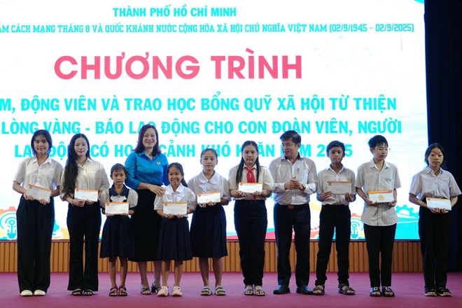 Trao 50 phần học bổng từ Quỹ Xã hội từ thiện Tấm lòng Vàng cho học sinh nghèo vượt khó