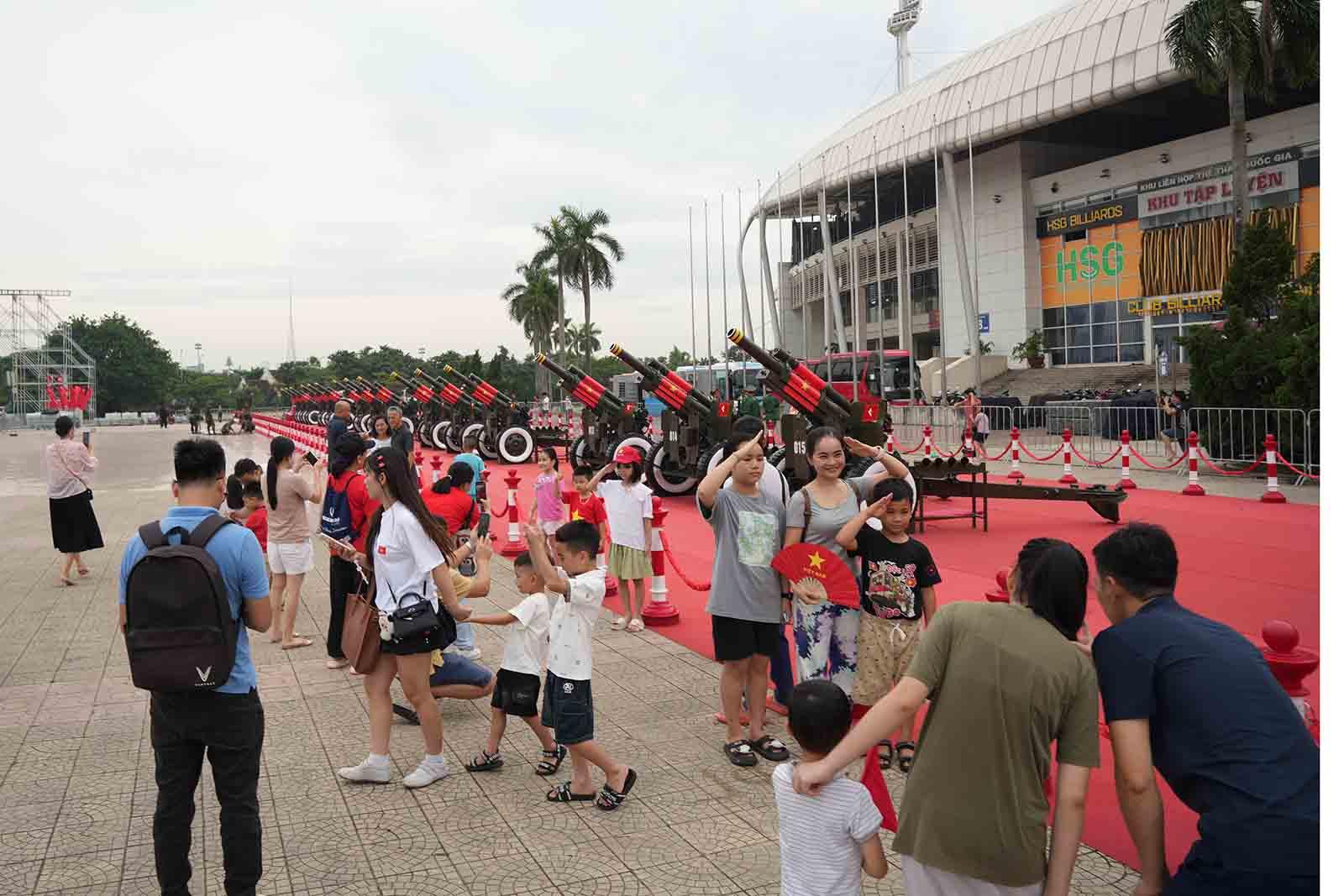 Một phần khuôn viên SVĐ Mỹ Đình được rào chắn. Người dân có thể theo dõi từ vòng ngoài, cách xa khoảng 4 m.