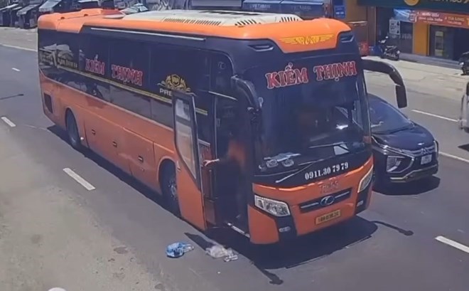 Tài xế xe khách xả rác giữa ngã tư ở Quảng Ngãi bị phạt 12,5 triệu đồng