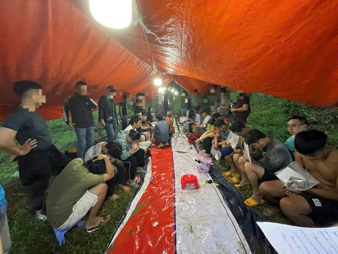 Đà Nẵng triệt phá sới bạc trong rừng keo, tạm giữ 14 đối tượng