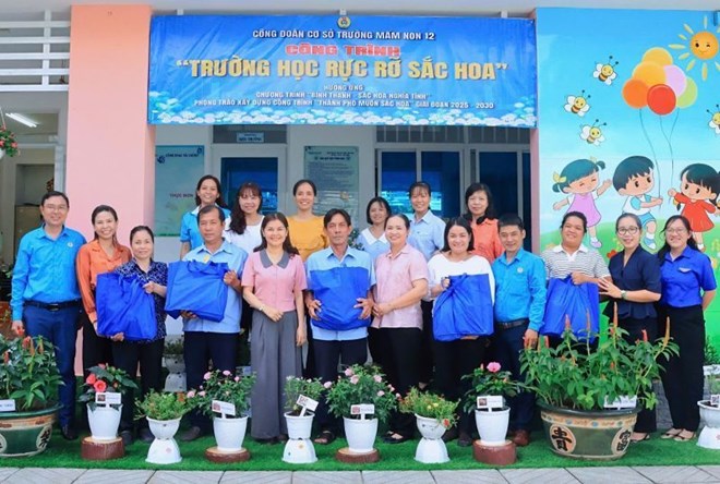 Trao quà hỗ trợ cho đoàn viên, giáo viên mầm non có hoàn cảnh khó khăn