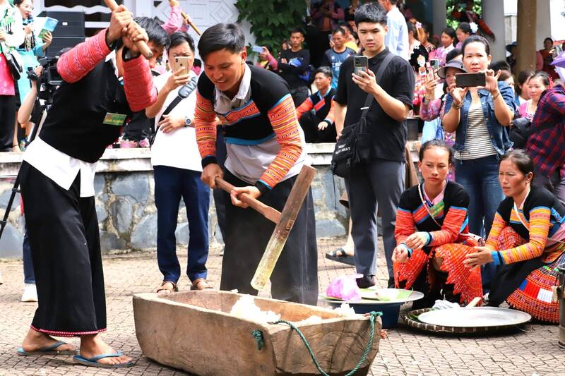 Giã bánh dày truyền thống là phần thi không thể thiếu trong các Lễ hội vùng cao. Ảnh: Trường Sơn