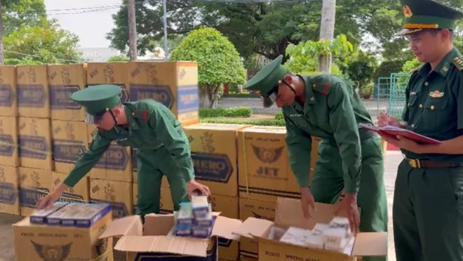 Mật phục bắt giữ 15.000 bao thuốc lá lậu ở khu vực biên giới An Giang