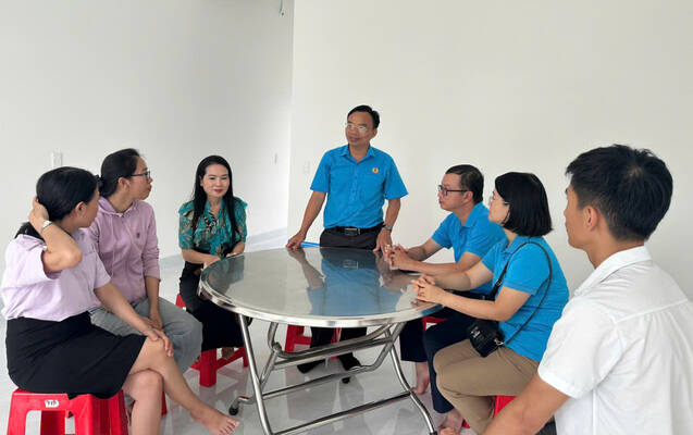 Ông Nguyễn Phú Lập - Phó Chủ tích Liên đoàn Lao động tỉnh Đắk Lắk chia sẻ niềm vui cùng đoàn viên trong căn nhà mới
