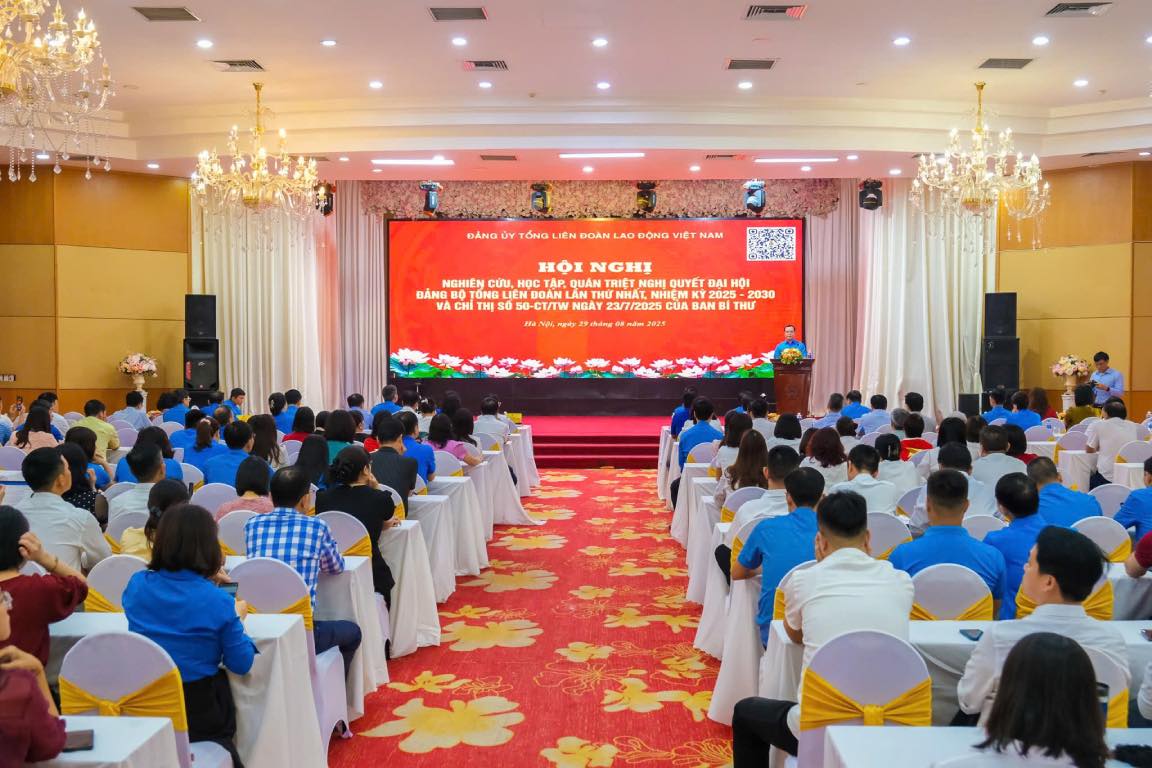 Các đảng viên, quần chúng ưu tú nghiêm túc nghe các nội dung quán triệt tại hội nghị. Ảnh: Bảo Hân