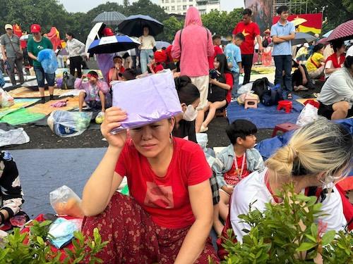 Dù thời tiết mưa gió thất thường nhưng không khí vẫn rộn ràng, ai nấy đều háo hức.
