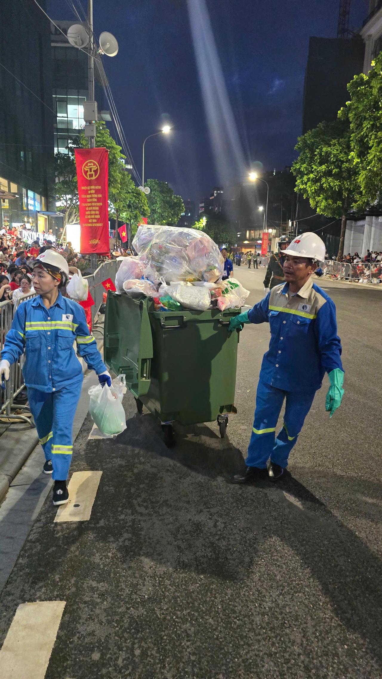 Trong lễ diễu binh - diễu hành, bên cạnh những lực lượng trực tiếp tham gia diễu hành và bảo đảm an ninh trật tự, lực lượng vệ sinh môi trường cũng âm thầm góp phần quan trọng để giữ gìn hình ảnh trang trọng, sạch đẹp của sự kiện. Sau khi lễ kết thúc, họ lại khẩn trương làm việc, xử lý lượng rác thải lớn từ hàng vạn người dân tập trung về khu vực Quảng trường Ba Đình, nhanh chóng trả lại cảnh quan sạch sẽ, góp phần giữ gìn vẻ mỹ quan đô thị và tạo dấu ấn đẹp trong ngày lễ trọng đại của dân tộc.