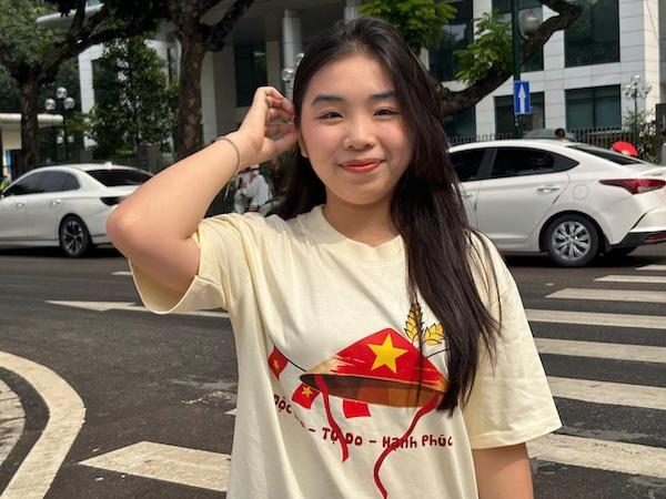 Bạn Phương Linh (Hà Nội) đi cùng bà, từ sáng sớm đã có mặt để giữ chỗ. Cô cho biết bản thân rất háo hức khi được hòa mình vào không khí chuẩn bị cho buổi tổng duyệt, và mong chờ những trải nghiệm đặc biệt cùng người thân.