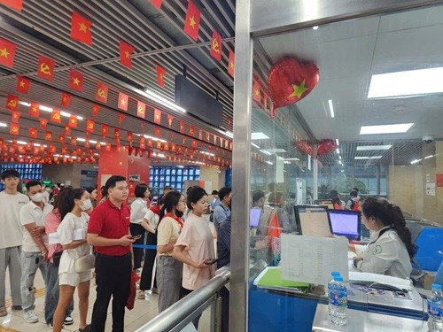 Đường sắt đô thị chạy xuyên đêm phục vụ người dân xem các hoạt động A80