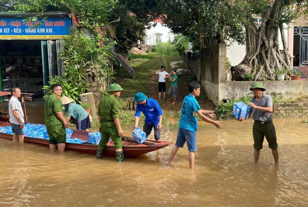 Triển khai công tác cứu trợ đối với người dân ở vùng lũ ở xã Yên Nhân và xã Kim Tân, tỉnh Thanh Hóa. Ảnh: Quách Du
