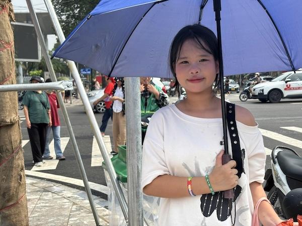 Bạn Nhật Quỳnh cũng đến từ rất sớm, hy vọng có thể chứng kiến trọn vẹn khoảnh khắc đặc biệt trong buổi tổng duyệt diễu binh - diễu hành, đồng thời cảm nhận rõ không khí hào hùng và niềm vui chung của hàng nghìn người dân Thủ đô.