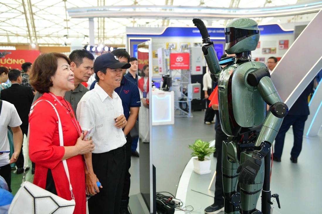 Người dân tương tác với robot trước không gian triển lãm của Bộ Khoa học và Công nghệ. (Ảnh: Bộ Khoa học Công nghệ)