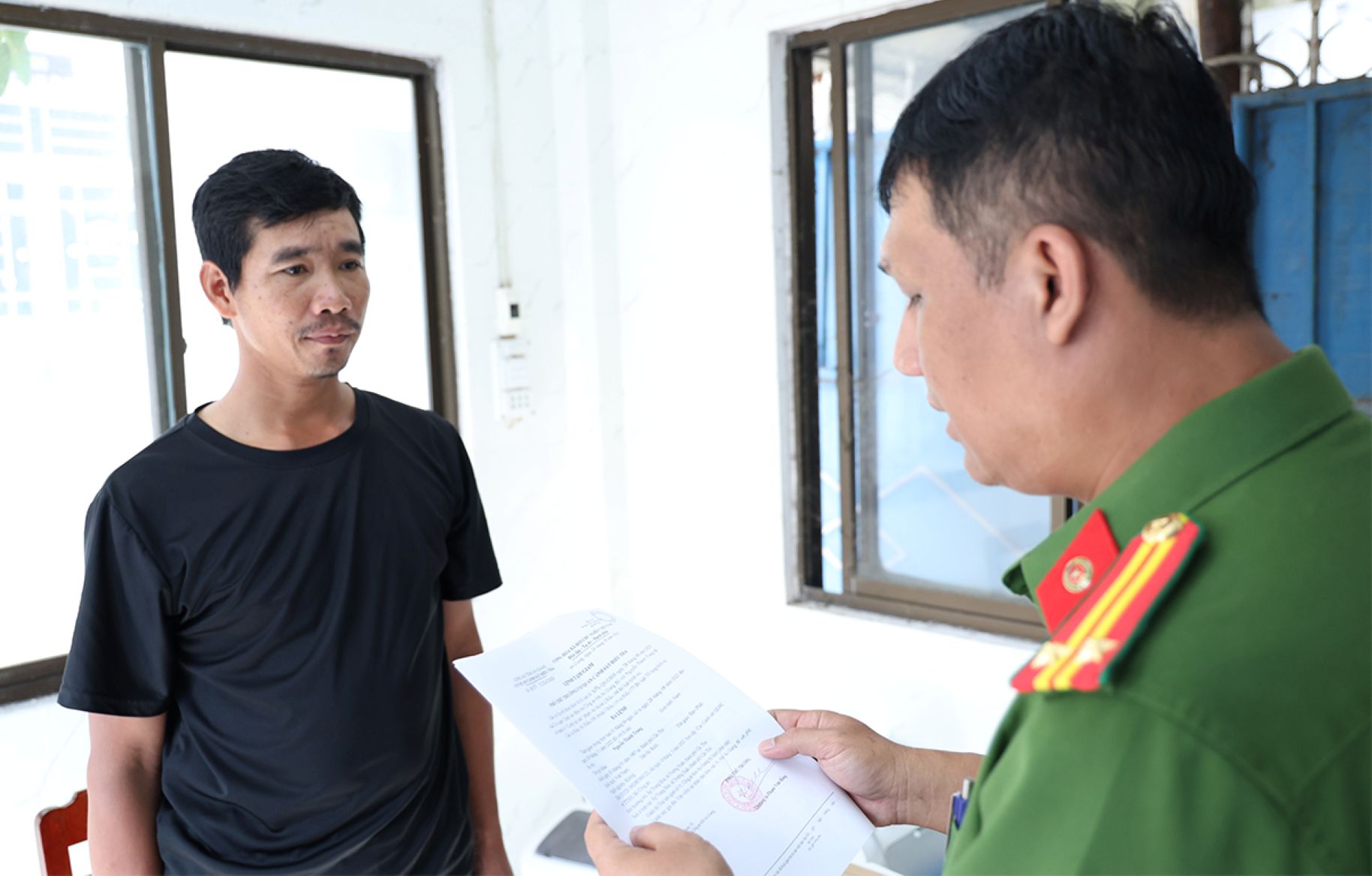 Phòng Cảnh sát hình sự Công an tỉnh An Giang tống đạt các quyết định khởi tố và lệnh tạm giam đối với bị can Nguyễn Thành Trung về tội “Cướp tài sản“. Ảnh: Vũ Tiến
