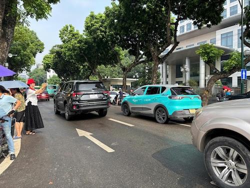Dù lượng người đổ về đông nhưng đường phố vẫn đảm bảo lưu thông tốt.