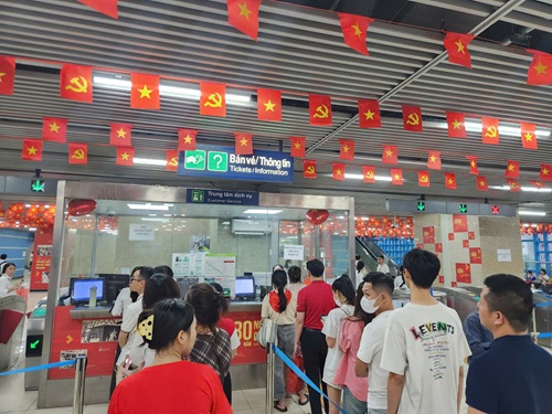 Người dân xếp hàng mua vé lên tàu. Ảnh: Minh Hạnh