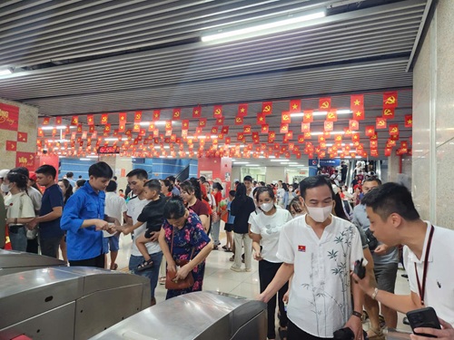 Nhiều người dân sử dụng đường sắt đô thị làm phương tiện đi lại dịp lễ Quốc khánh. 2.9. Ảnh: MInh Hạnh