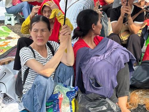 Đến khoảng 9 giờ sáng, không khí dần trở nên oi bức hơn, song mọi người vẫn kiên nhẫn giữ chỗ đẹp, chờ đợi tới buổi tổng duyệt diễu binh - diễu hành ngày 30.8.