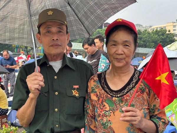 Ông Nguyễn Bá Thịnh (1952, cựu chiến binh) cho biết, ông đi từ sáng sớm để vừa được sống lại cảm xúc hào hùng, vừa cảm nhận tinh thần phấn khởi của đồng bào.