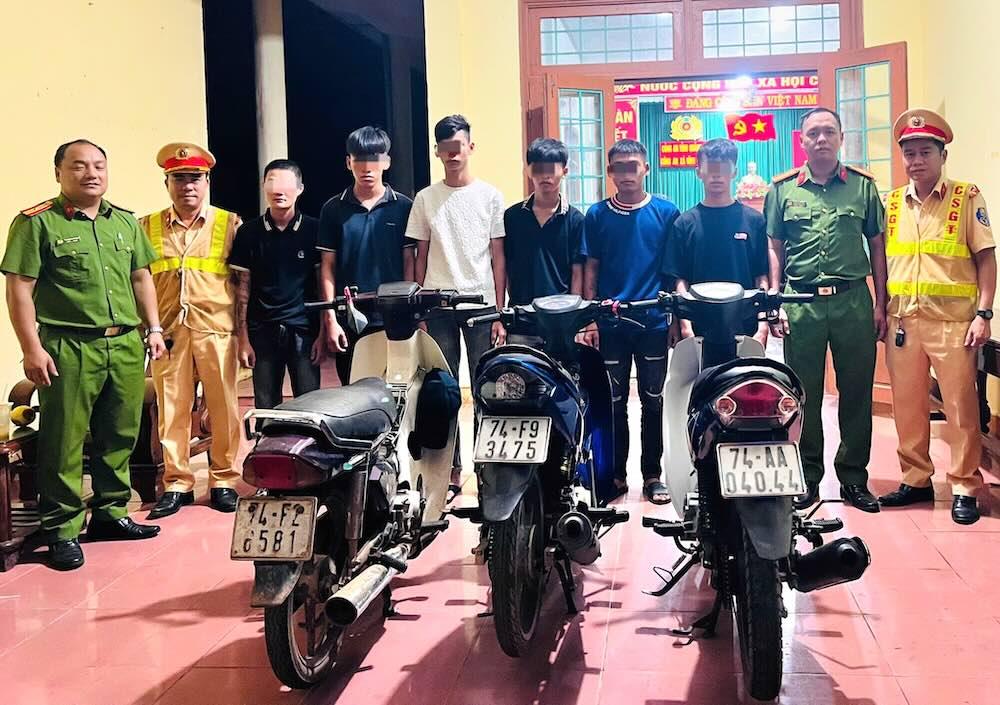 6 đối tượng bị triệu tập vì lái xe lạng lách, ẩu đả ngay trên quốc lộ 1A. Ảnh: Công an xã Vĩnh Hoàng