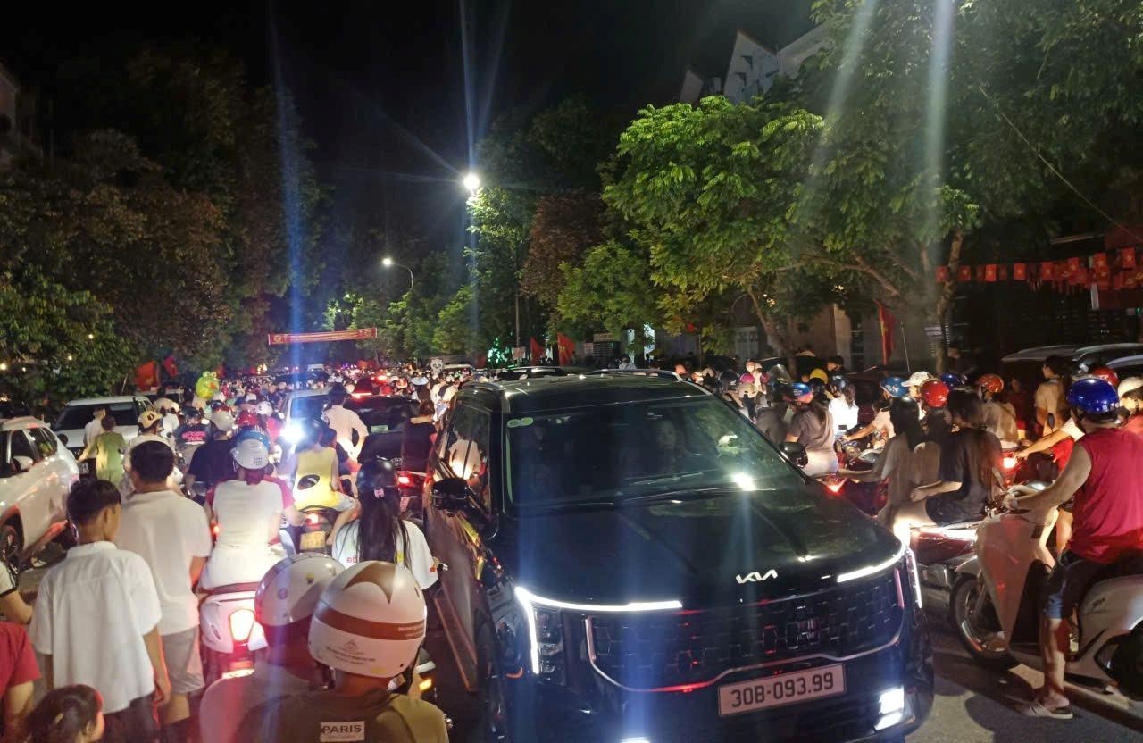 Do lượng người dân đổ về xem pháo hoa rất đông, đến khoảng hơn 23h cùng ngày, nhiều tuyến đường xung quanh quảng trường Lam Sơn vẫn đang bị ùn tắc. Ảnh: Quách Du
