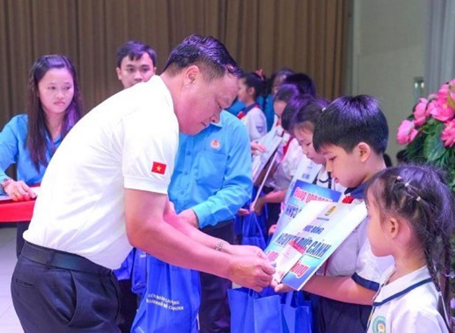 Học bổng Nguyễn Đức Cảnh tiếp sức cho con công nhân lao động