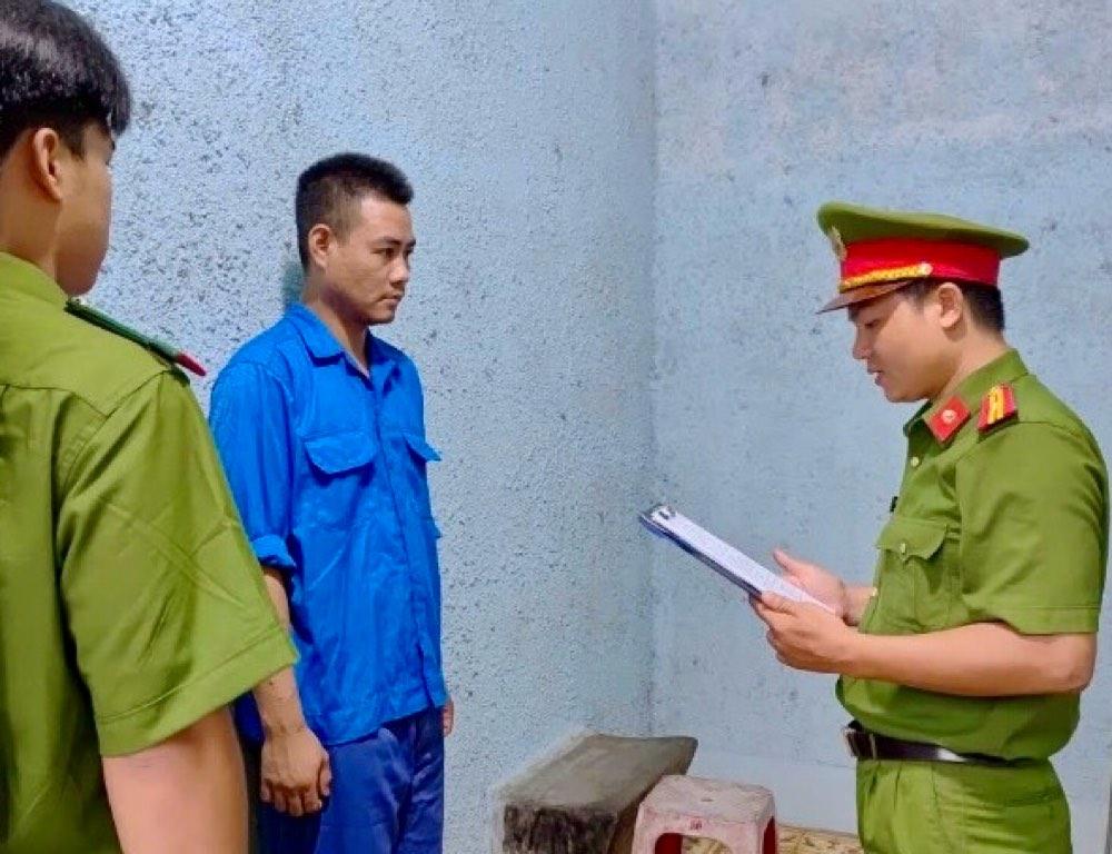 Công an đọc lệnh bắt tạm giam Nguyễn Ngọc Quang. Ảnh: Công an