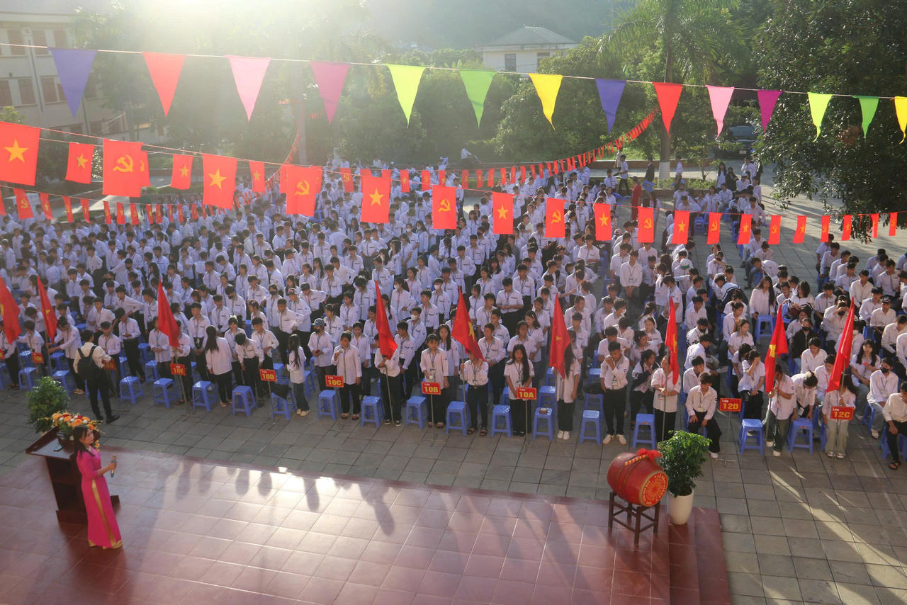 Không khí khai giảng năm học mới tại các trường học vui tươi, phấn khởi.