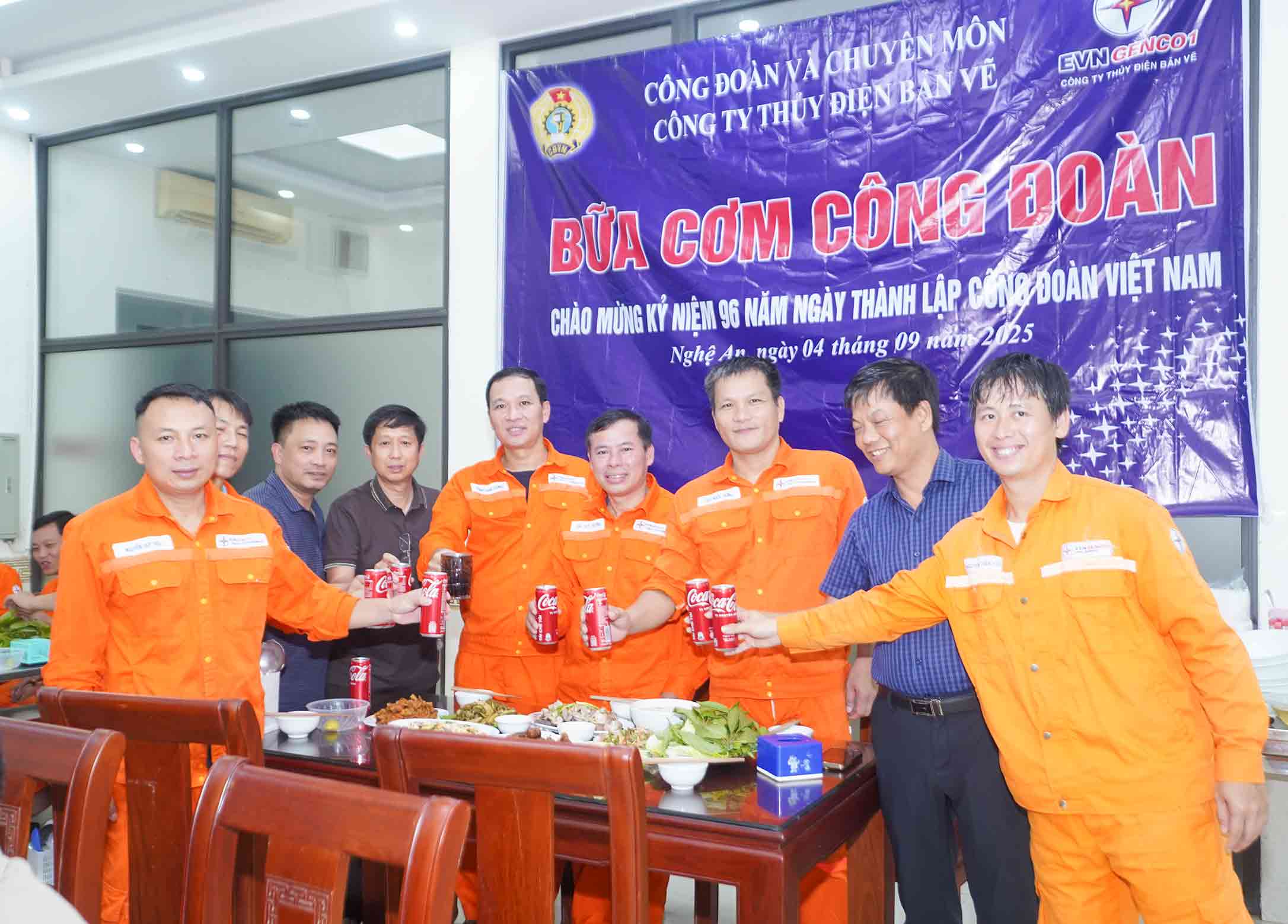 Chương trình “Bữa cơm Công đoàn” giúp người lao động công ty thêm gắn kết. Ảnh: Duy Chương