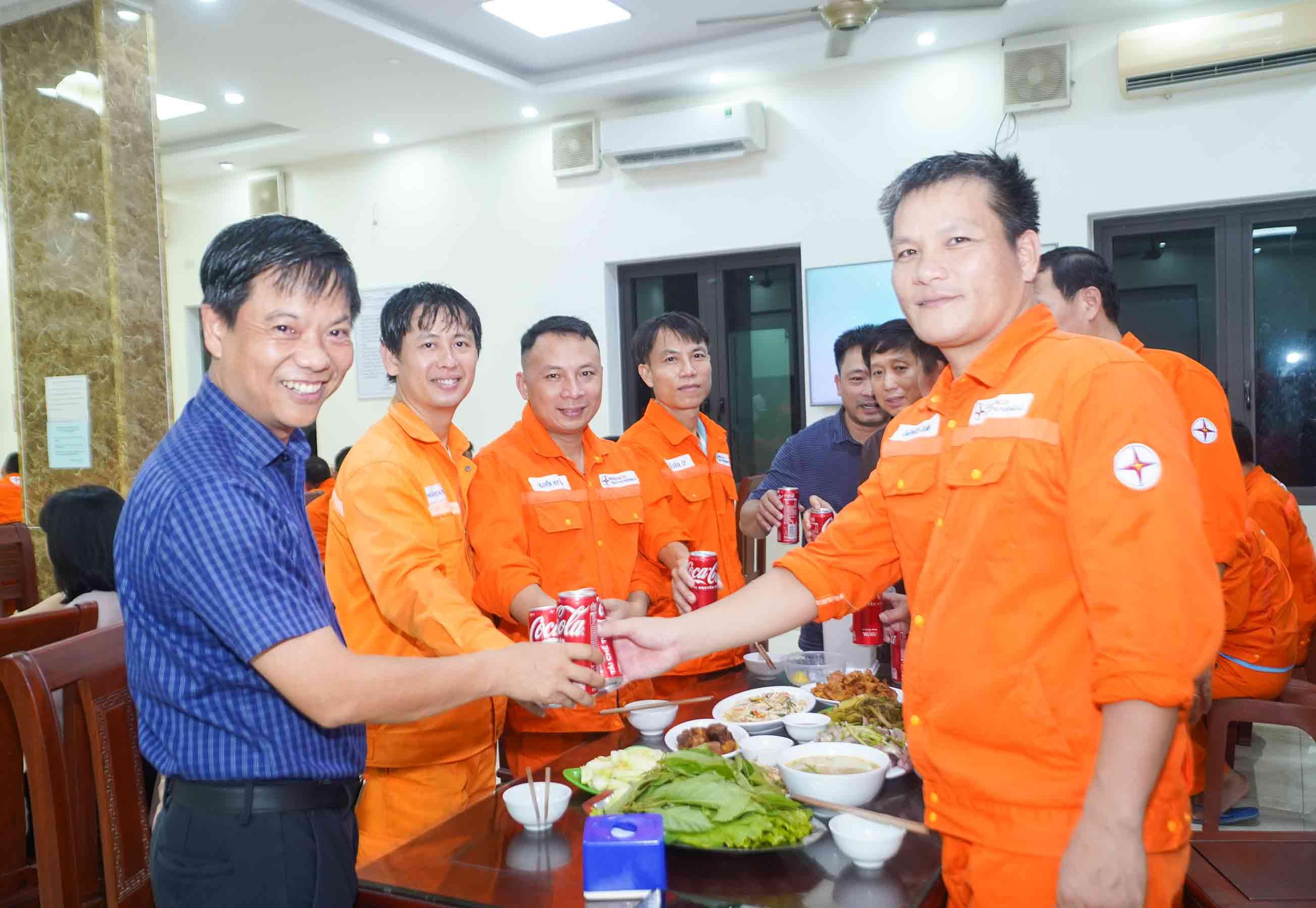 Lãnh đạo Công ty Thủy điện Bản Vẽ tham dự “Bữa cơm Công đoàn” vùng với đoàn viên, người lao động. Ảnh: Duy Chương