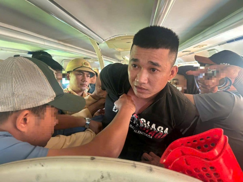 Đối tượng chủ mưu Trần Văn Tiên bị bắt khi đang trên xe khách di chuyển từ Quảng Trị vào TPHCM. Ảnh: CACC