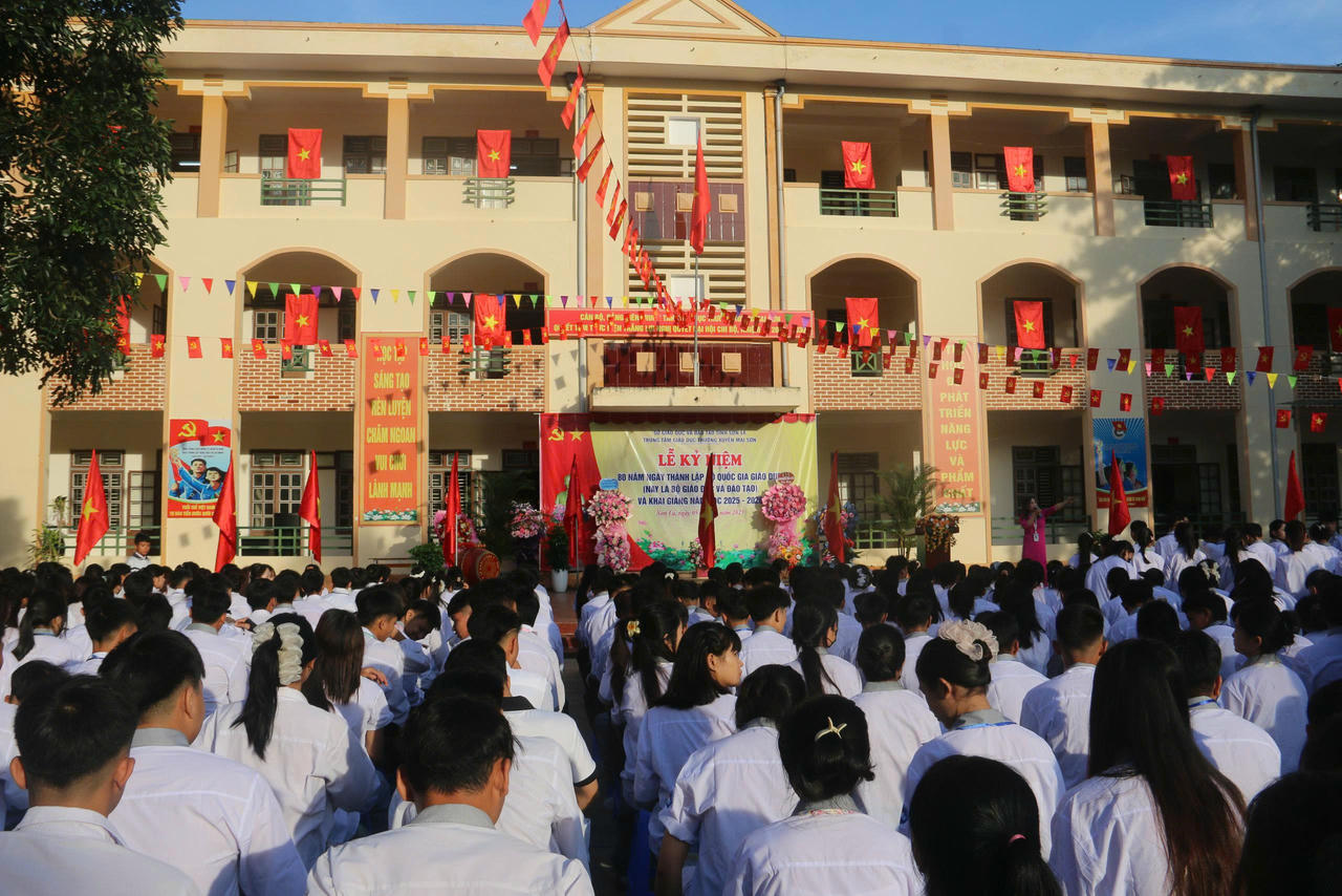 Lễ khai giảng năm học mới của thầy và trò tại Trung tâm giáo dục thường xuyên Mai Sơn, tỉnh Sơn La.