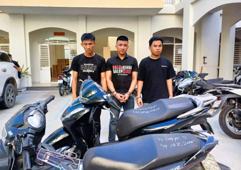 Truy xét nhanh, công an đã bắt nhóm cướp giật tại phố du lịch Đà Nẵng. Ảnh: CACC