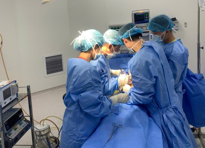 Mổ sỏi mật cho bệnh nhân có trái tim nằm bên phải