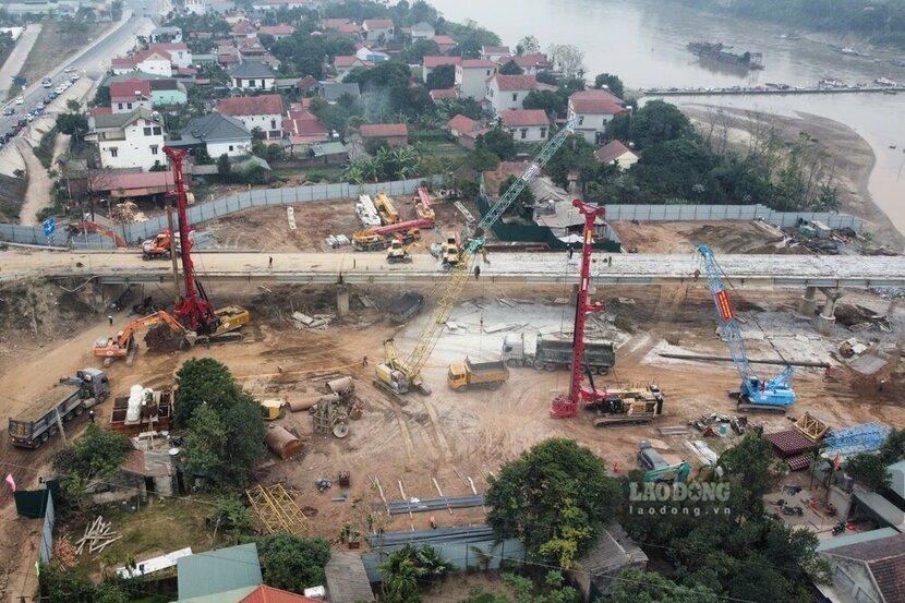 Đến ngày 21.12.2024, sau khi Dự án đầu tư xây dựng cầu Phong Châu mới - Quốc lộ 32C, tỉnh Phú Thọ được phát lệnh khởi công, nhân lực và phương tiện được huy động tối đa đến công trường.