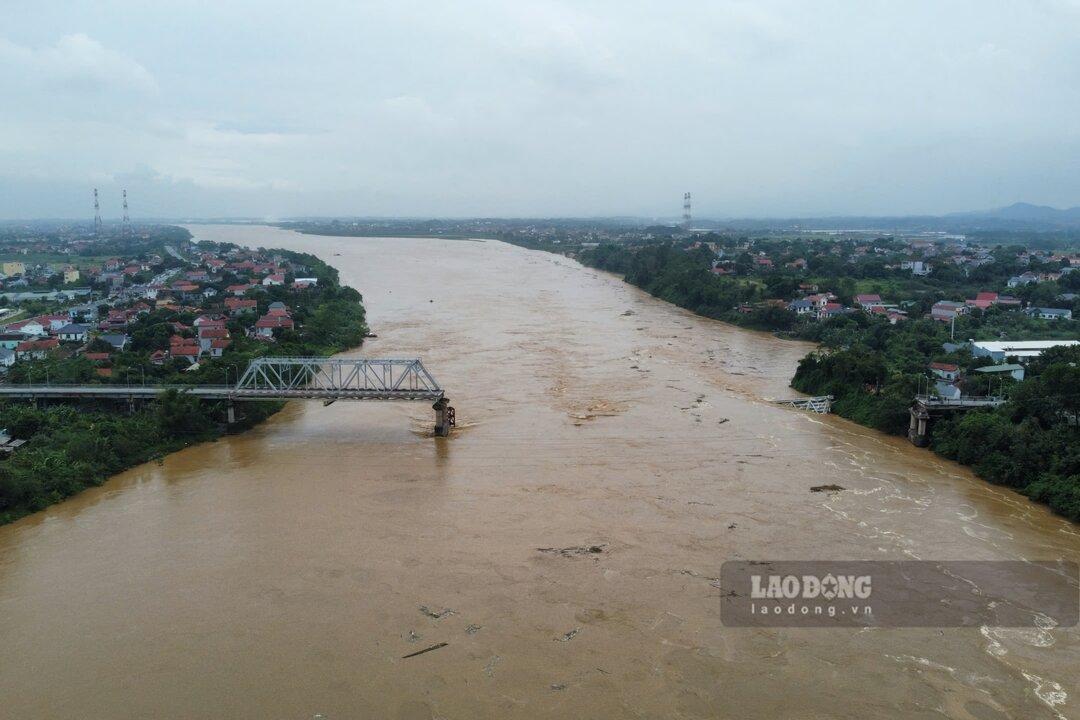 Đến khoảng 10h2' ngày 9.9.2024, cầu Phong Châu trên Quốc lộ 32 nối 2 huyện Tam Nông và Lâm Thao (2 huyện của tỉnh Phú Thọ cũ) bị sập nhịp, cuốn trôi trụ T7 và 2 nhịp dàn chính.