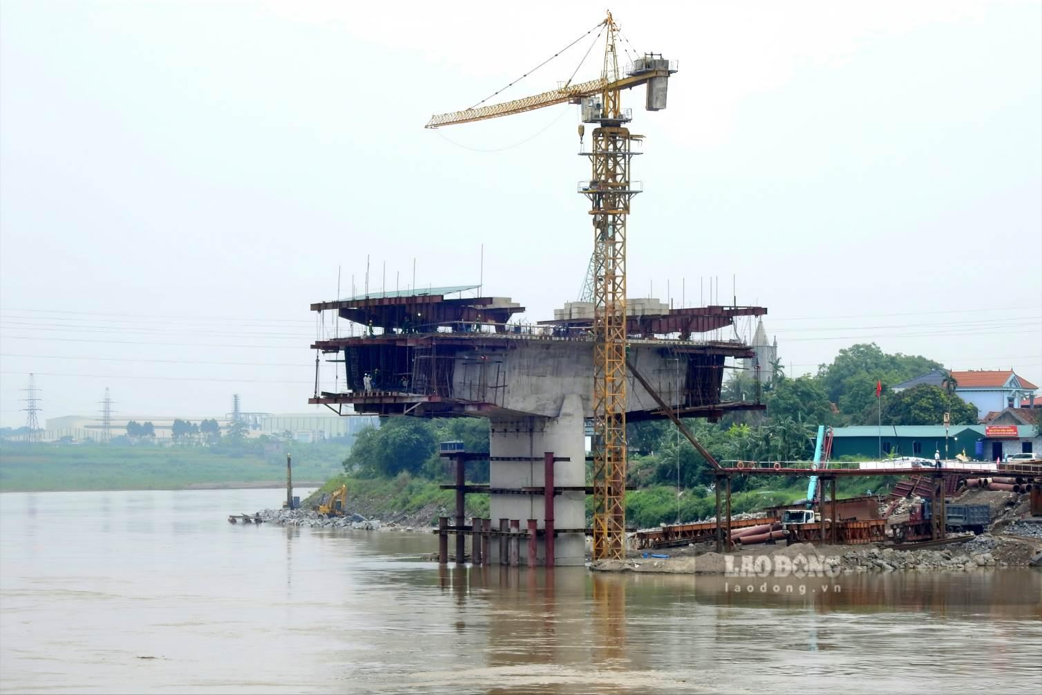 Trong tháng 4, 5, 6, 7.2025, đơn vị thi công đã đổ bêtông 6 trụ cầu, đổ bêtông xà mũ trụ, triển khai các hạng mục lao lắp dầm và đổ bêtông bản mặt cầu.