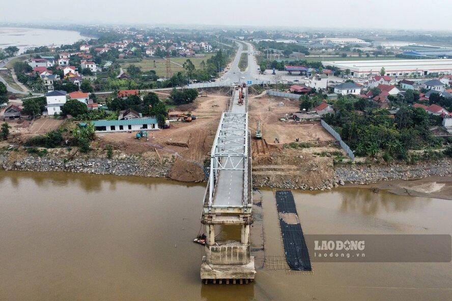 Tháng 11.2024, công tác tháo dỡ phần cầu Phong Châu cũ cả dưới sông và trên bờ đã được triển khai.